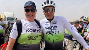 August Pascual junto a Miguel Indur&aacute;in en su vig&eacute;sima Titan Desert en 2024