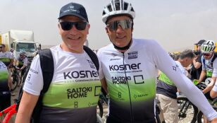 August Pascual junto a Miguel Indur&aacute;in en su vig&eacute;sima Titan Desert en 2024