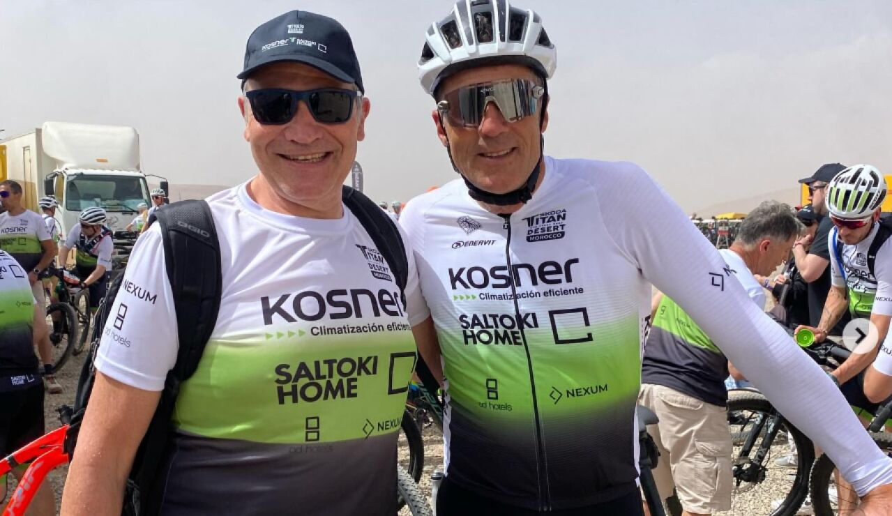 August Pascual junto a Miguel Indur&aacute;in en su vig&eacute;sima Titan Desert en 2024