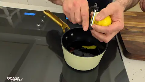 Añade 2-3 cáscaras de limón y deja que reduzca a la mitad Añade 2-3 cáscaras de limón y deja que reduzca a la mitad