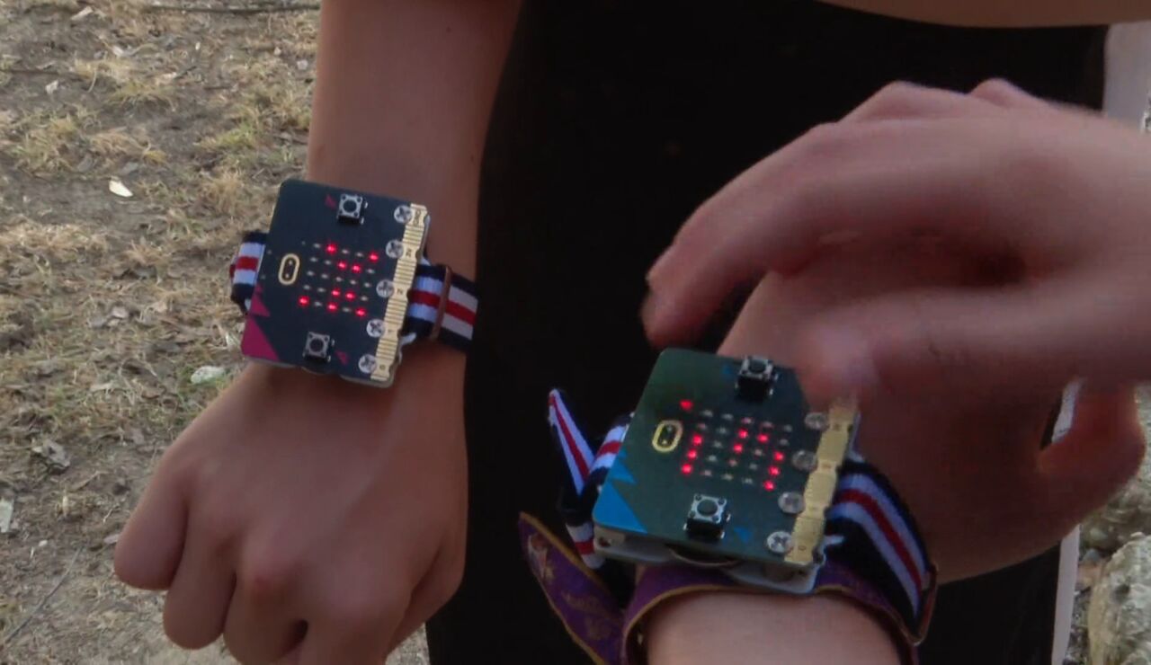 Un grupo de ni&ntilde;os desarrolla una pulsera inteligente para facilitar el f&uacute;tbol a ni&ntilde;os con discapacidad auditiva
