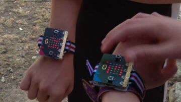 Un grupo de ni&ntilde;os desarrolla una pulsera inteligente para facilitar el f&uacute;tbol a ni&ntilde;os con discapacidad auditiva