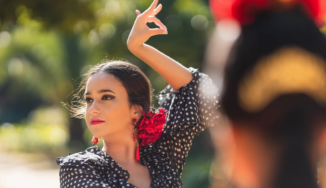 Chica vestida de flamenca