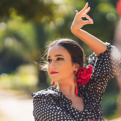 Chica vestida de flamenca