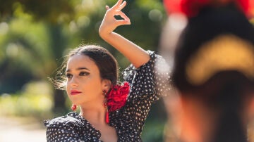 Chica vestida de flamenca