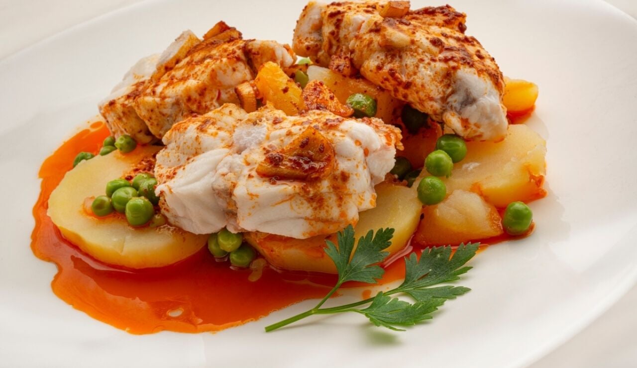 Receta de rape a la gallega con guisantes, de Karlos Argui&ntilde;ano: un plato rico, equilibrado y saludable
