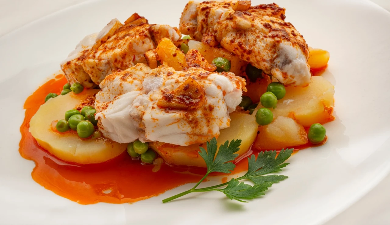 Receta de rape a la gallega con guisantes, de Karlos Arguiñano: un plato rico, equilibrado y saludable