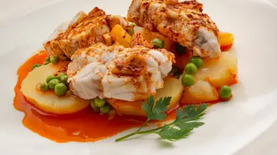 Receta de rape a la gallega con guisantes, de Karlos Arguiñano: un plato rico, equilibrado y saludable Receta de rape a la gallega con guisantes, de Karlos Arguiñano: un plato rico, equilibrado y saludable