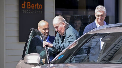 Don Juan Carlos entrando en su coche