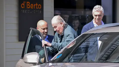 Don Juan Carlos entrando en su coche Don Juan Carlos entrando en su coche