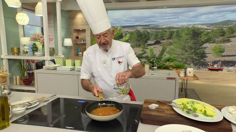 Cuando se doren, retira la sartén del fuego y agrega el pimentón y el vinagre