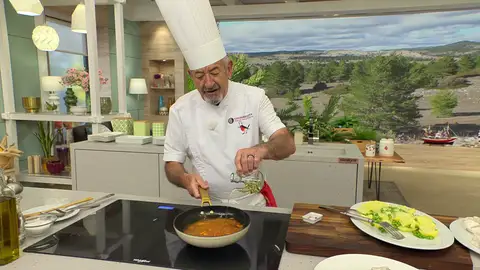 Cuando se doren, retira la sartén del fuego y agrega el pimentón y el vinagre Cuando se doren, retira la sartén del fuego y agrega el pimentón y el vinagre