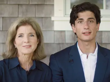 Caroline Kennedy con su hijo Jack Schlossberg Caroline Kennedy con su hijo Jack Schlossberg