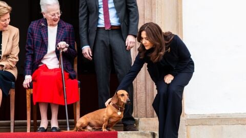 Mary de Dinamarca acariciando el perro de su suegra, Margaret de Dinamarca