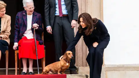 Mary de Dinamarca acariciando el perro de su suegra, Margaret de Dinamarca Mary de Dinamarca acariciando el perro de su suegra, Margaret de Dinamarca
