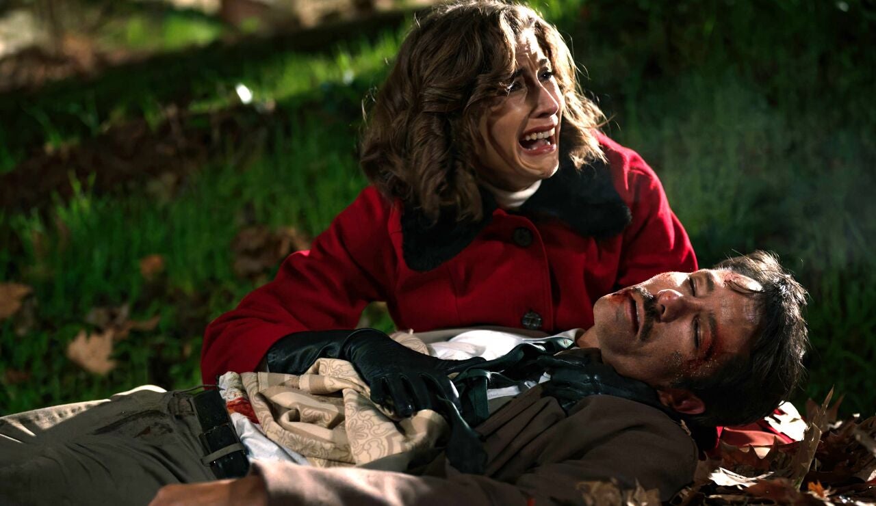 Pelayo muere en los brazos de Marta sin poder contarle la verdad sobre Fina 