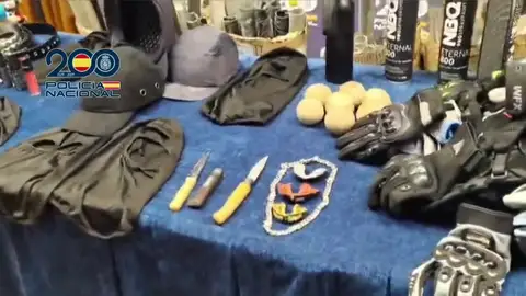 La Policía incauta palos de hierro, cuchillos y lanzadores de bengalas a grupos ultras antes de la final de Copa del Rey La Policía incauta palos de hierro, cuchillos y lanzadores de bengalas a grupos ultras antes de la final de Copa del Rey