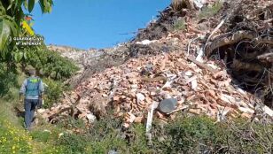 Una monta&ntilde;a de escombros asfixia la Axarqu&iacute;a de M&aacute;laga