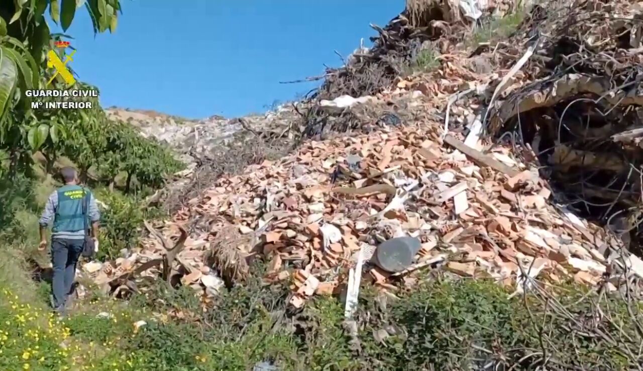 Una monta&ntilde;a de escombros asfixia la Axarqu&iacute;a de M&aacute;laga