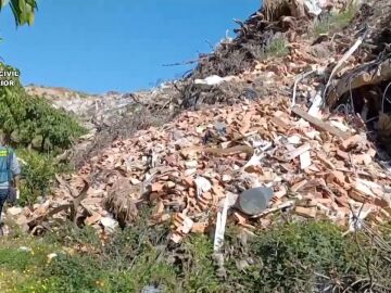 Una monta&ntilde;a de escombros asfixia la Axarqu&iacute;a de M&aacute;laga