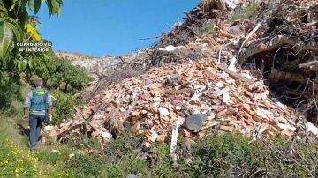 Una monta&ntilde;a de escombros asfixia la Axarqu&iacute;a de M&aacute;laga