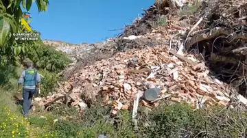 Una montaña de escombros asfixia la Axarquía de Málaga Una montaña de escombros asfixia la Axarquía de Málaga