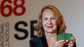 La actriz francesa Nathalie Baye con la Espiga de Honor del Festival de Cine de Valladolid La actriz francesa Nathalie Baye con la Espiga de Honor del Festival de Cine de Valladolid