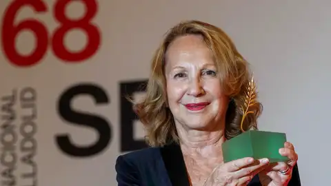 La actriz francesa Nathalie Baye con la Espiga de Honor del Festival de Cine de Valladolid La actriz francesa Nathalie Baye con la Espiga de Honor del Festival de Cine de Valladolid