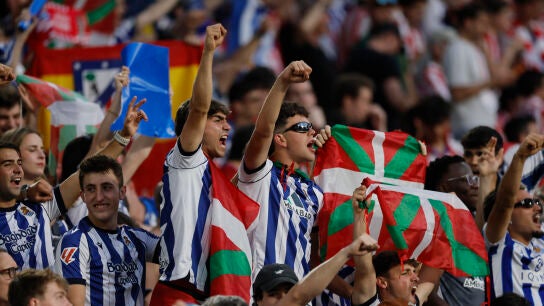 Ikurri&ntilde;as en la grada de La Cartuja durante la final copera