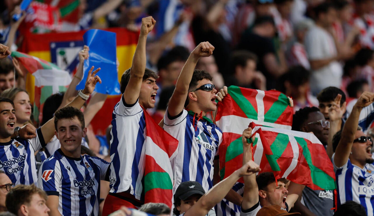 Ikurri&ntilde;as en la grada de La Cartuja durante la final copera