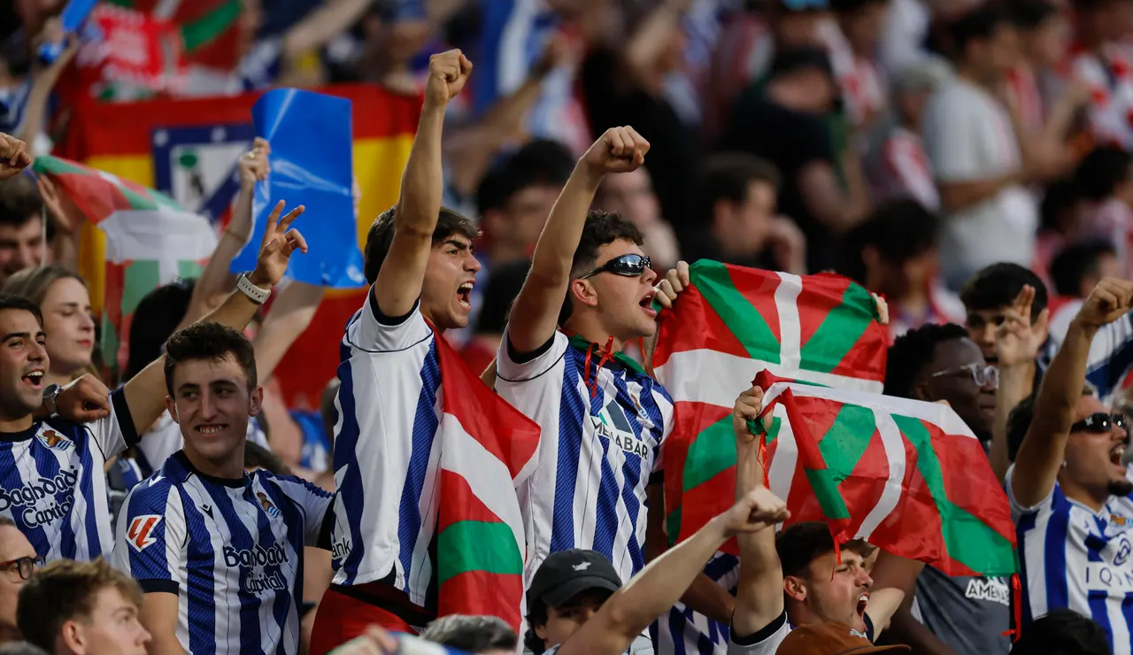 Ikurriñas en la grada de La Cartuja durante la final copera