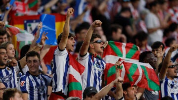 Ikurri&ntilde;as en la grada de La Cartuja durante la final copera