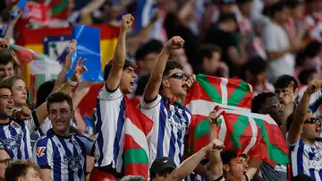 Ikurriñas en la grada de La Cartuja durante la final copera Ikurriñas en la grada de La Cartuja durante la final copera