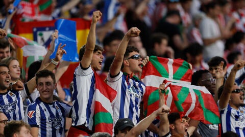 Ikurri&ntilde;as en la grada de La Cartuja durante la final copera