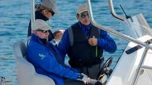 El rey Juan Carlos I, acompañado por su amigo Pedro Campos y la infanta Elena