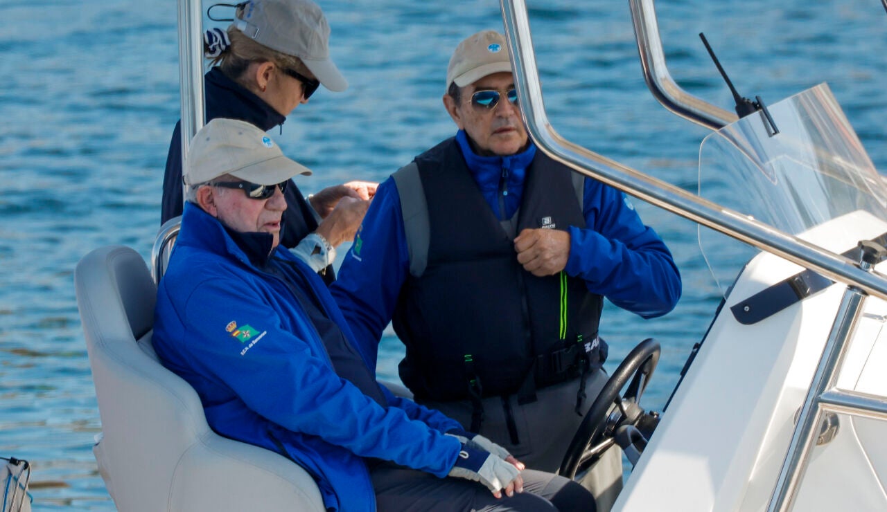 El rey Juan Carlos I, acompa&ntilde;ado por su amigo Pedro Campos y la infanta Elena