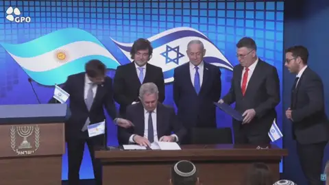 Israel y Argentina firman los Acuerdos de Isaac para reforzar su alianza estratégica Israel y Argentina firman los Acuerdos de Isaac para reforzar su alianza estratégica