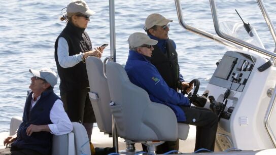Juan Carlos I abandona Sanxenxo (Pontevedra) tras pasar cinco d&iacute;as y recibir la visita de la infanta Elena
