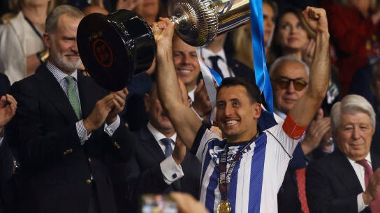 Oyarzabal recibe la Copa del Rey de manos de Felipe VI