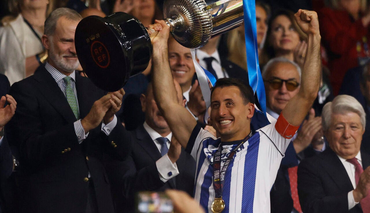 Oyarzabal recibe la Copa del Rey de manos de Felipe VI