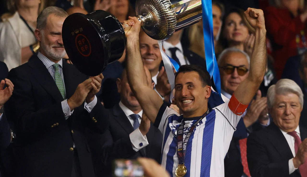 Oyarzabal recibe la Copa del Rey de manos de Felipe VI