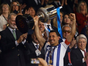 Oyarzabal recibe la Copa del Rey de manos de Felipe VI