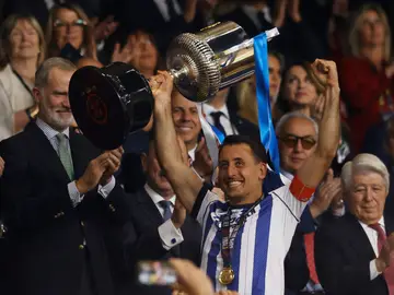 Oyarzabal recibe la Copa del Rey de manos de Felipe VI Oyarzabal recibe la Copa del Rey de manos de Felipe VI