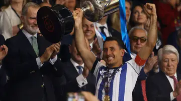 Oyarzabal recibe la Copa del Rey de manos de Felipe VI Oyarzabal recibe la Copa del Rey de manos de Felipe VI