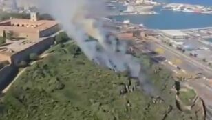 Un incendio en Montju&iuml;c obliga a desalojar el Castillo de forma preventiva 