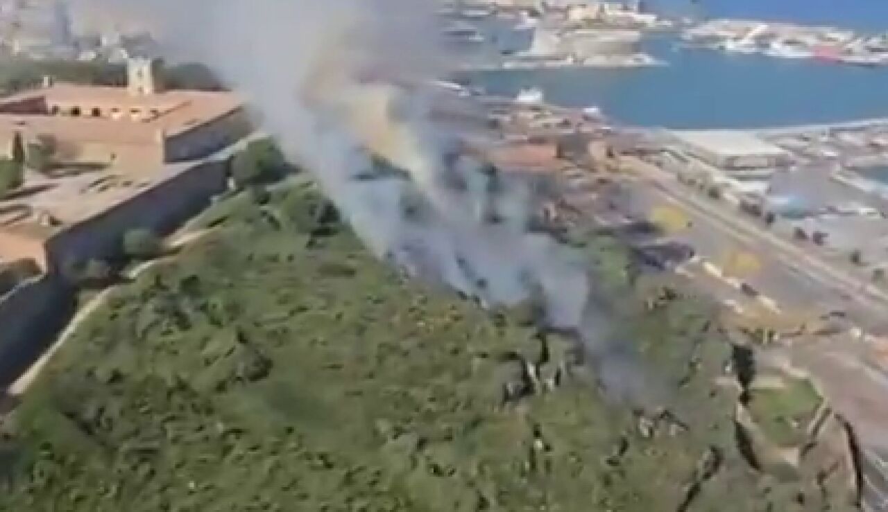 Un incendio en Montju&iuml;c obliga a desalojar el Castillo de forma preventiva 