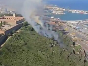 Un incendio en Montju&iuml;c obliga a desalojar el Castillo de forma preventiva 