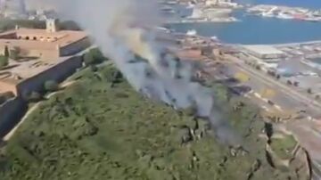 Un incendio en Montju&iuml;c obliga a desalojar el Castillo de forma preventiva 
