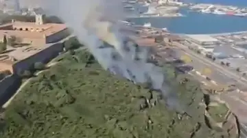 Un incendio en Montjuïc obliga a desalojar el Castillo de forma preventiva Un incendio en Montjuïc obliga a desalojar el Castillo de forma preventiva