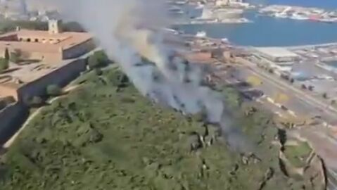 Un incendio en Montju&iuml;c obliga a desalojar el Castillo de forma preventiva 